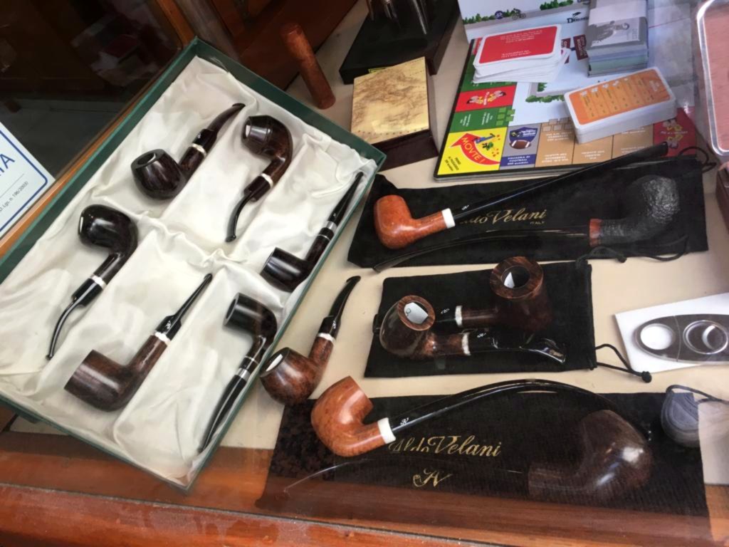Pipe, accessori e articoli da tabaccheria senza marchi riconoscibili